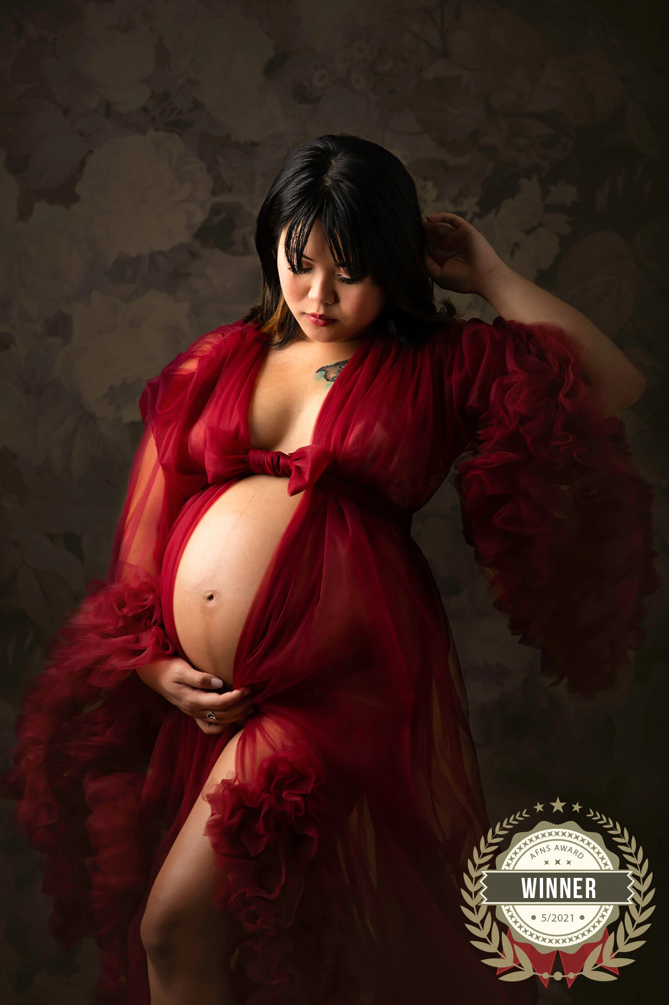 AFNS Award Winner grossesse robe rouge studio — Stéphanie Azémard photographe maternité Montpellier mai 2021
