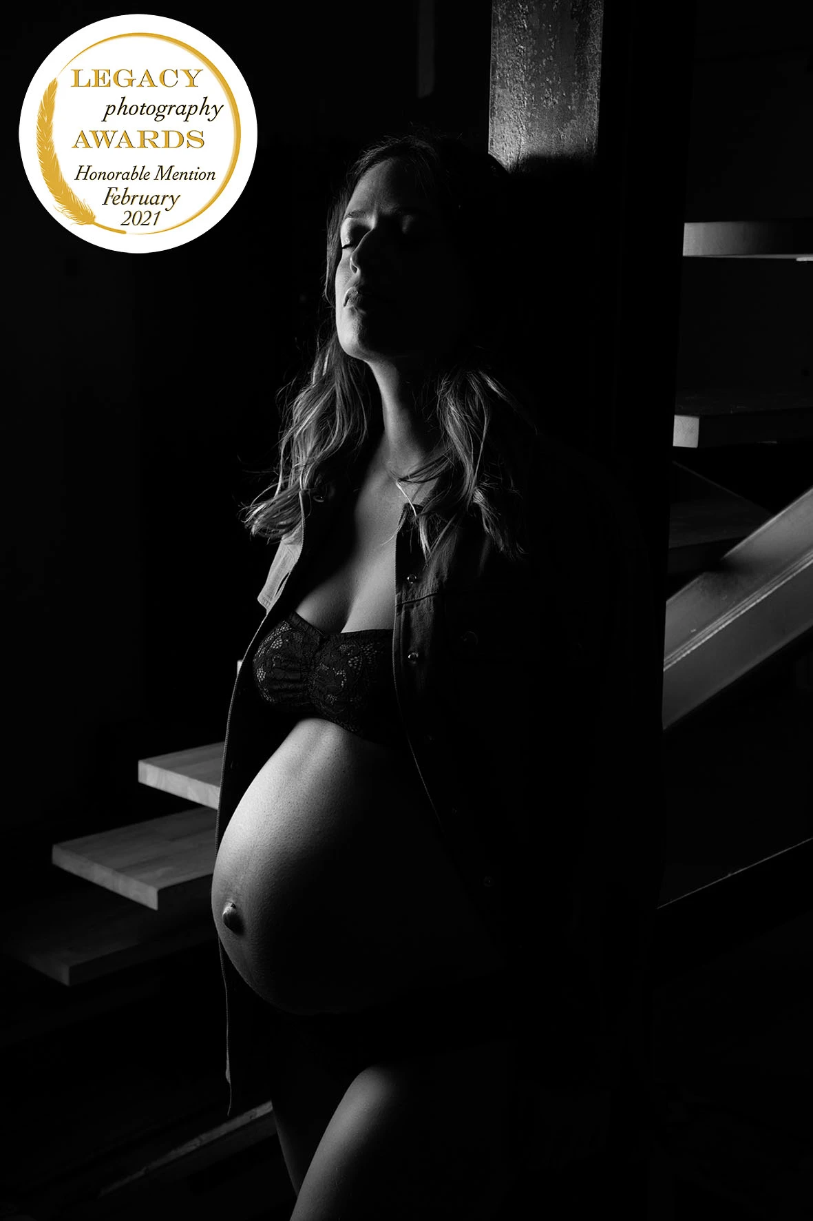 Legacy Photography Awards Honorable Mention grossesse glamour noir et blanc escalier — Stéphanie Azémard photographe Montpellier février 2021