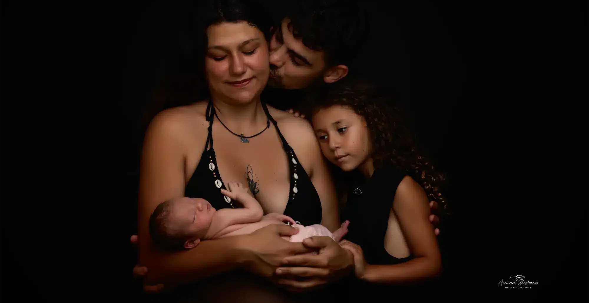 Séance photo naissance famille avec nouveau-né et aîné studio — Stéphanie Azémard photographe maternité Montpellier
