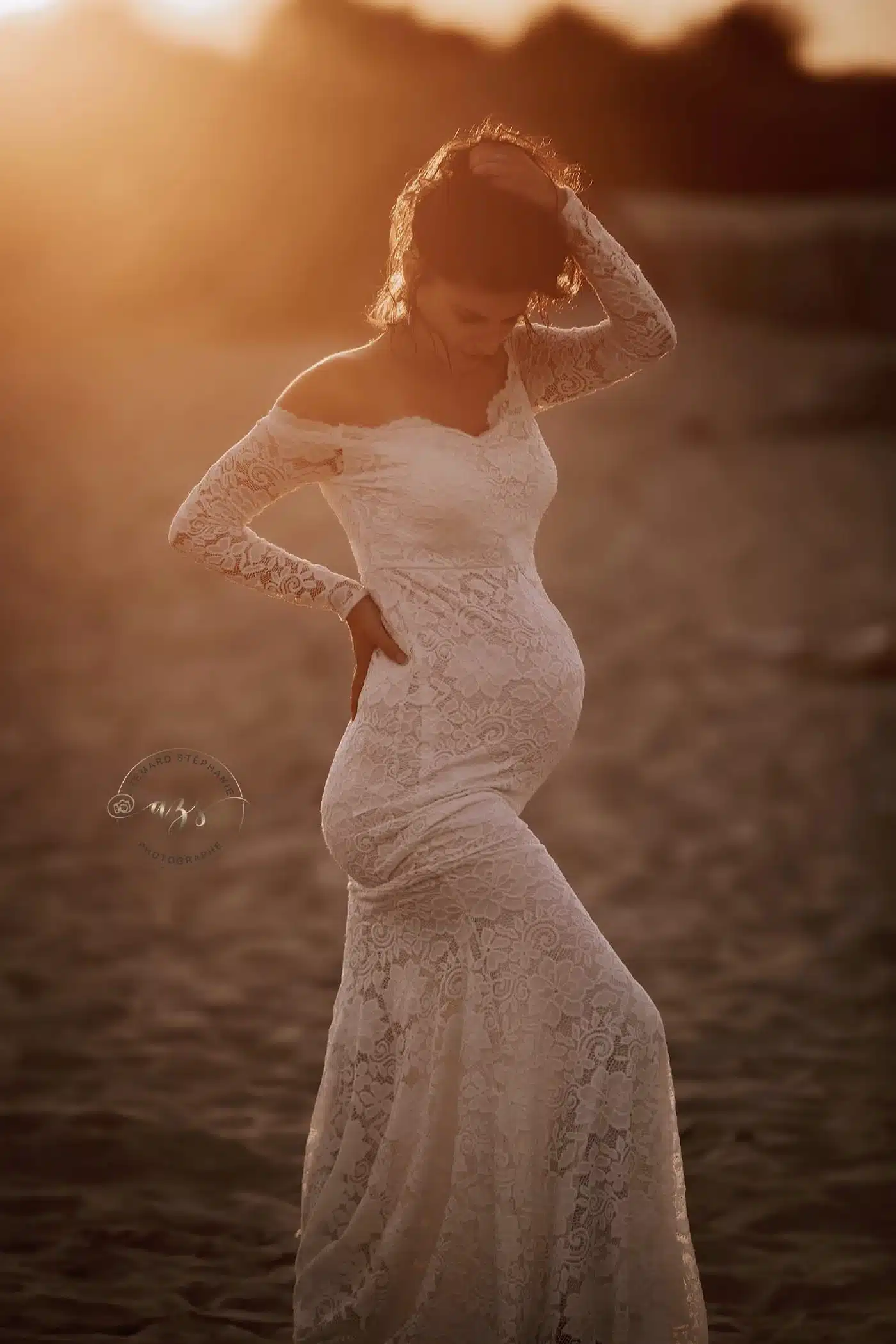 Séance photo grossesse robe dentelle blanche plage coucher de soleil — Stéphanie Azémard photographe maternité Montpellier