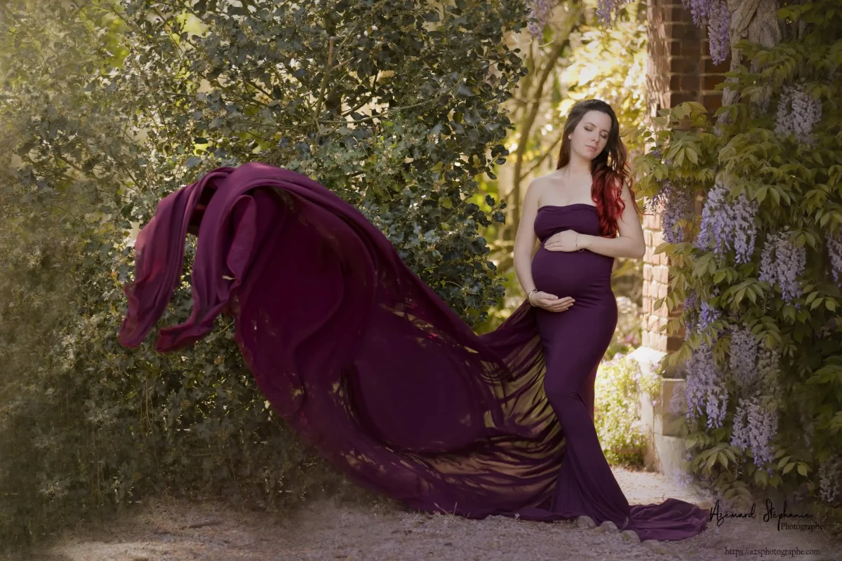 Photo grossesse future maman robe violette volante dans un jardin fleuri glycine, photographe maternité Montpellier Stéphanie Azémard
