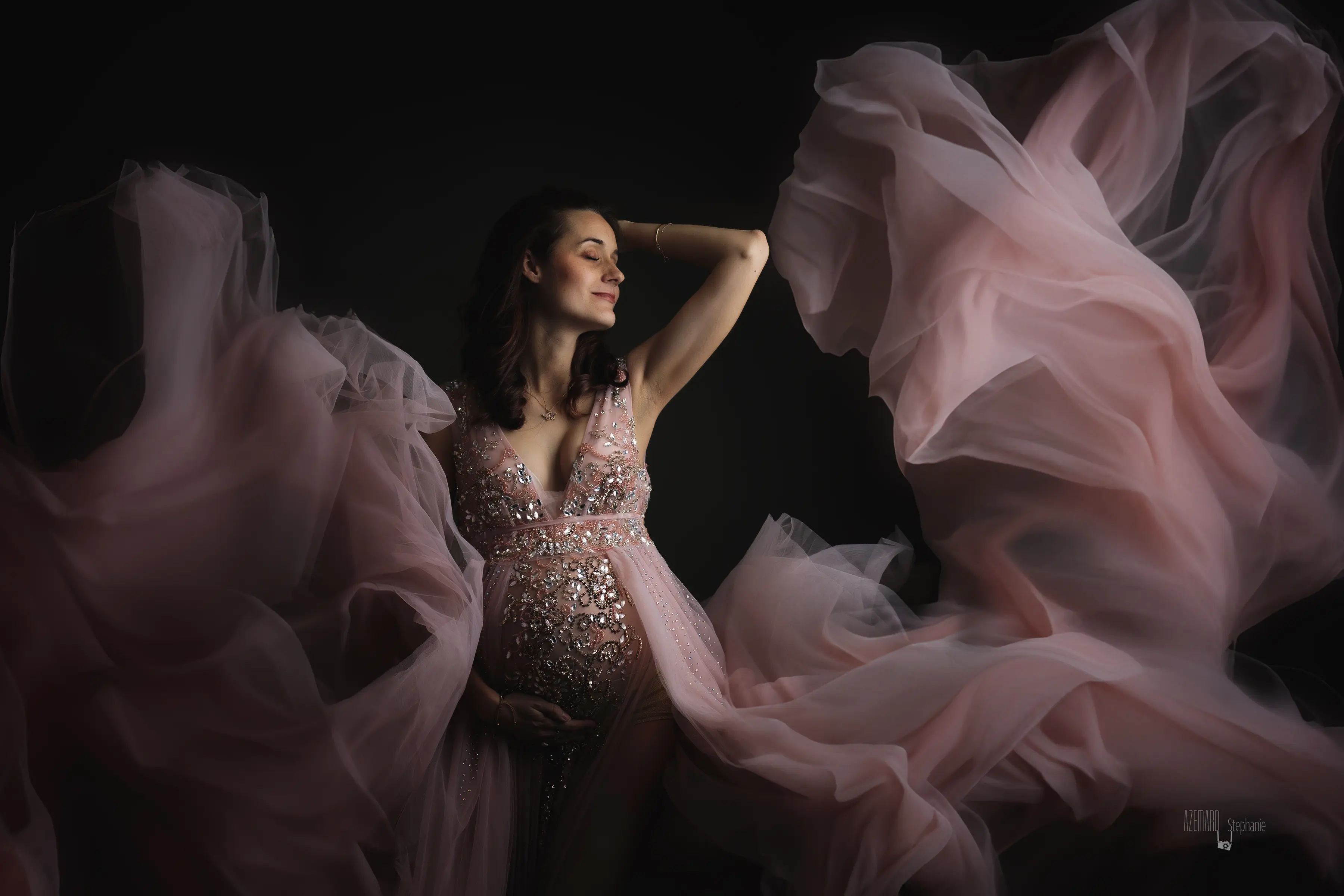 Photo grossesse future maman robe tulle rose volante strass en studio fond noir, photographe maternité Montpellier Stéphanie Azémard