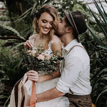 Photo de mariage couple bohème, mariée souriante avec bouquet de fleurs, photographe mariage Montpellier Stéphanie Azémard