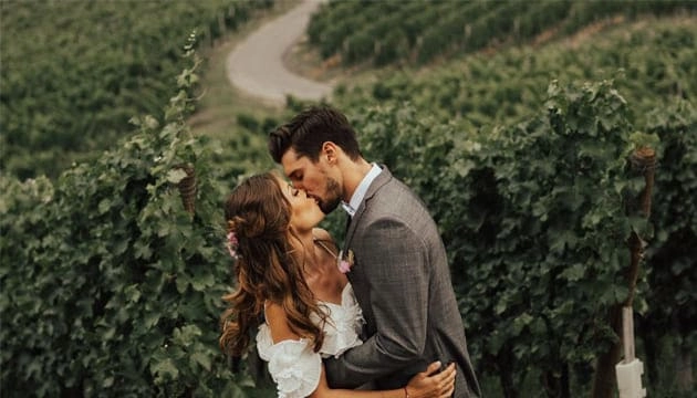Photo de mariage couple qui s'embrasse dans les vignes, Stéphanie Azémard photographe mariage Montpellier