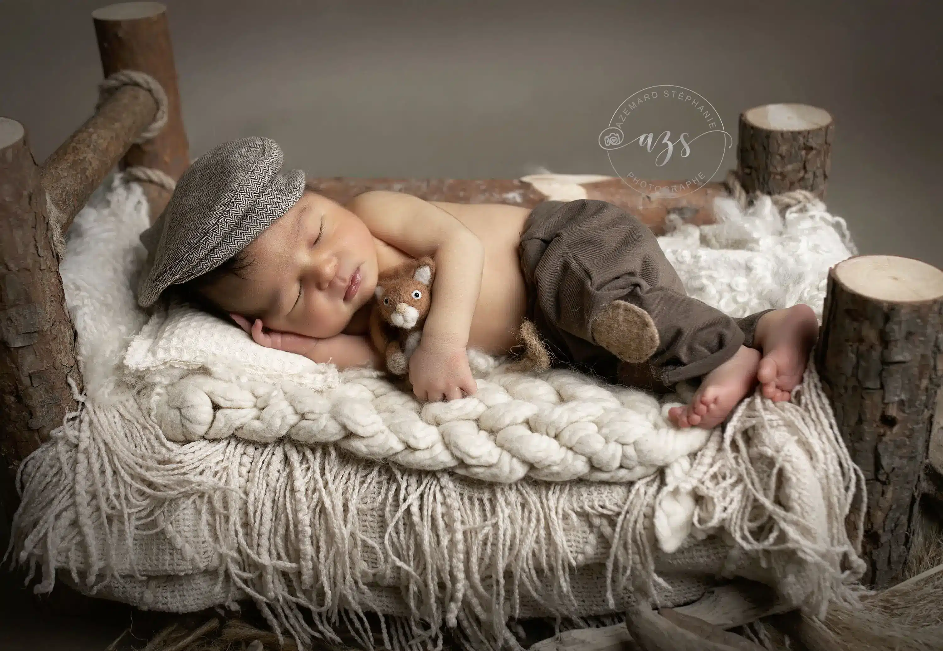 Séance photo nouveau-né endormi lit bois casquette doudou studio — Stéphanie Azémard photographe maternité Montpellier