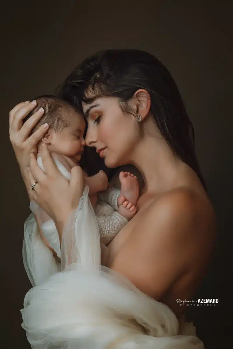 Séance photo maternité maman et nouveau-né portrait studio — Stéphanie Azémard photographe maternité Montpellier