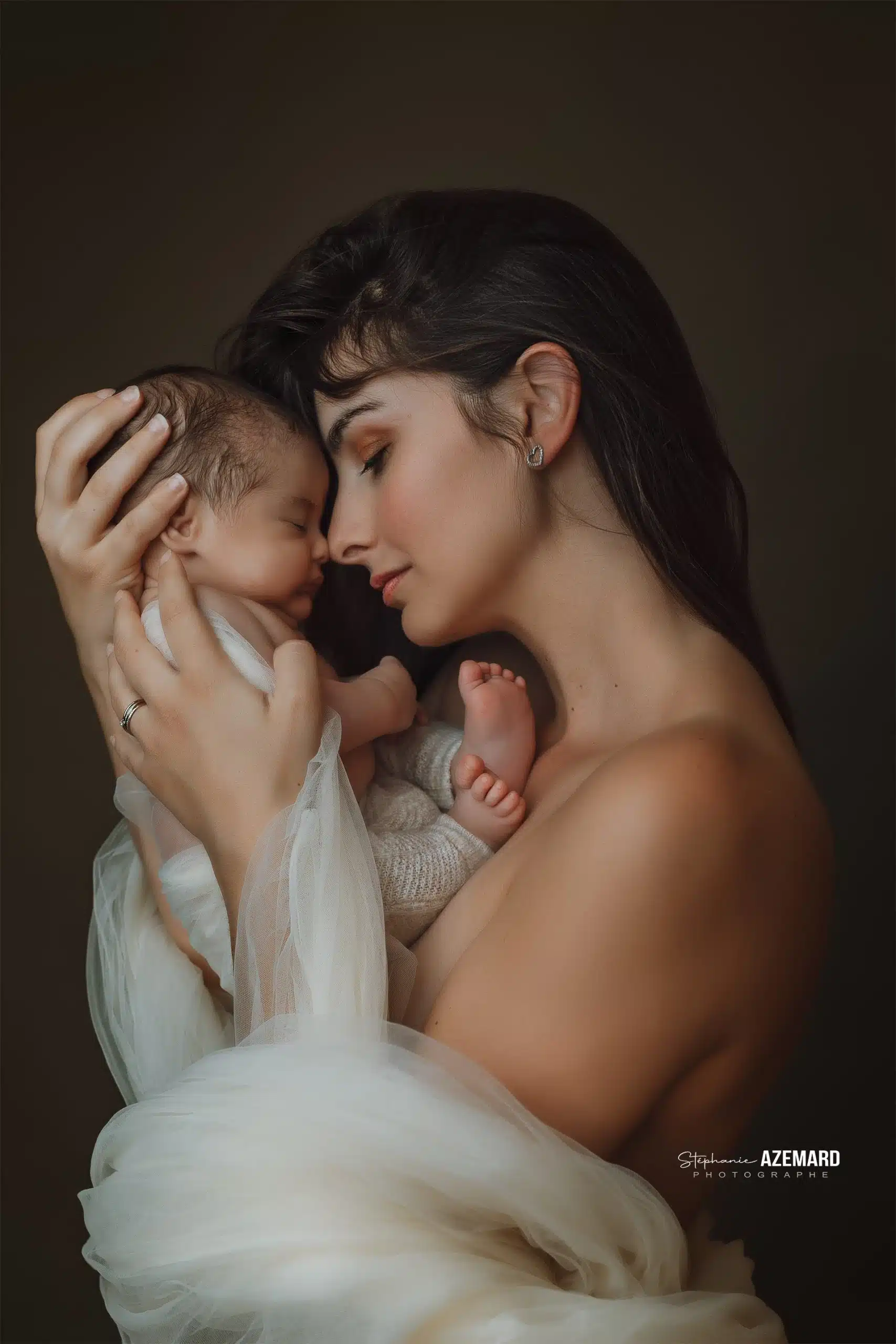 Séance photo maternité maman et nouveau-né portrait studio — Stéphanie Azémard photographe maternité Montpellier