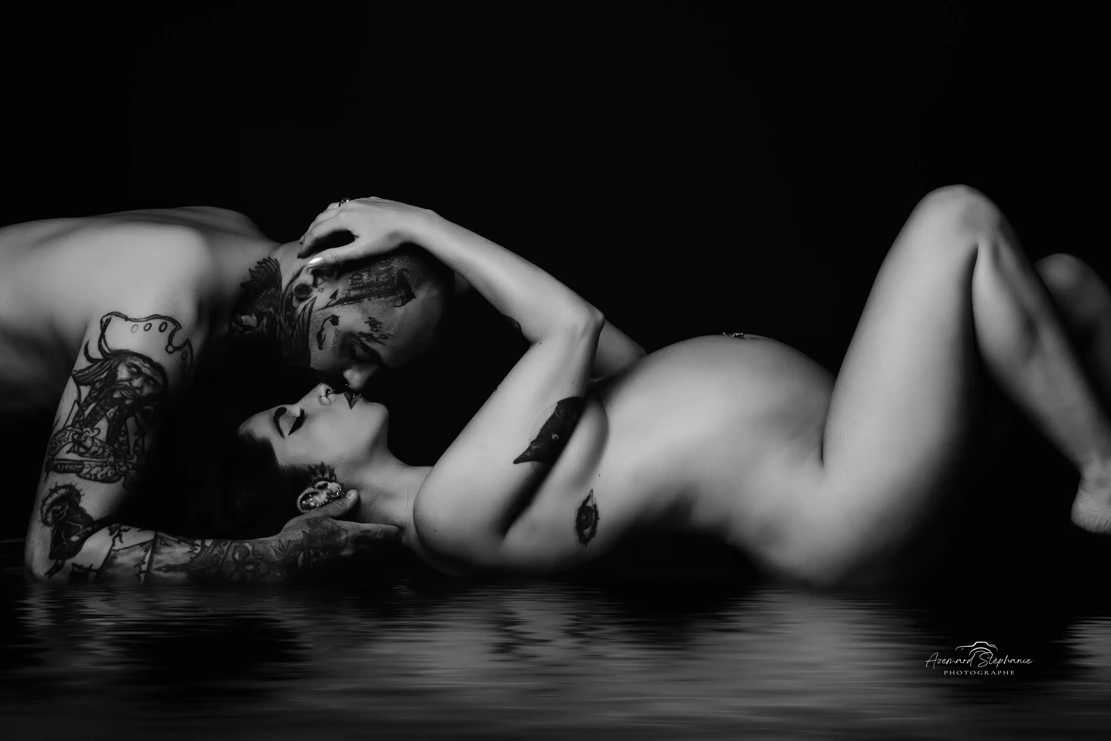 Séance photo grossesse couple allongé noir et blanc studio — Stéphanie Azémard photographe maternité Montpellier