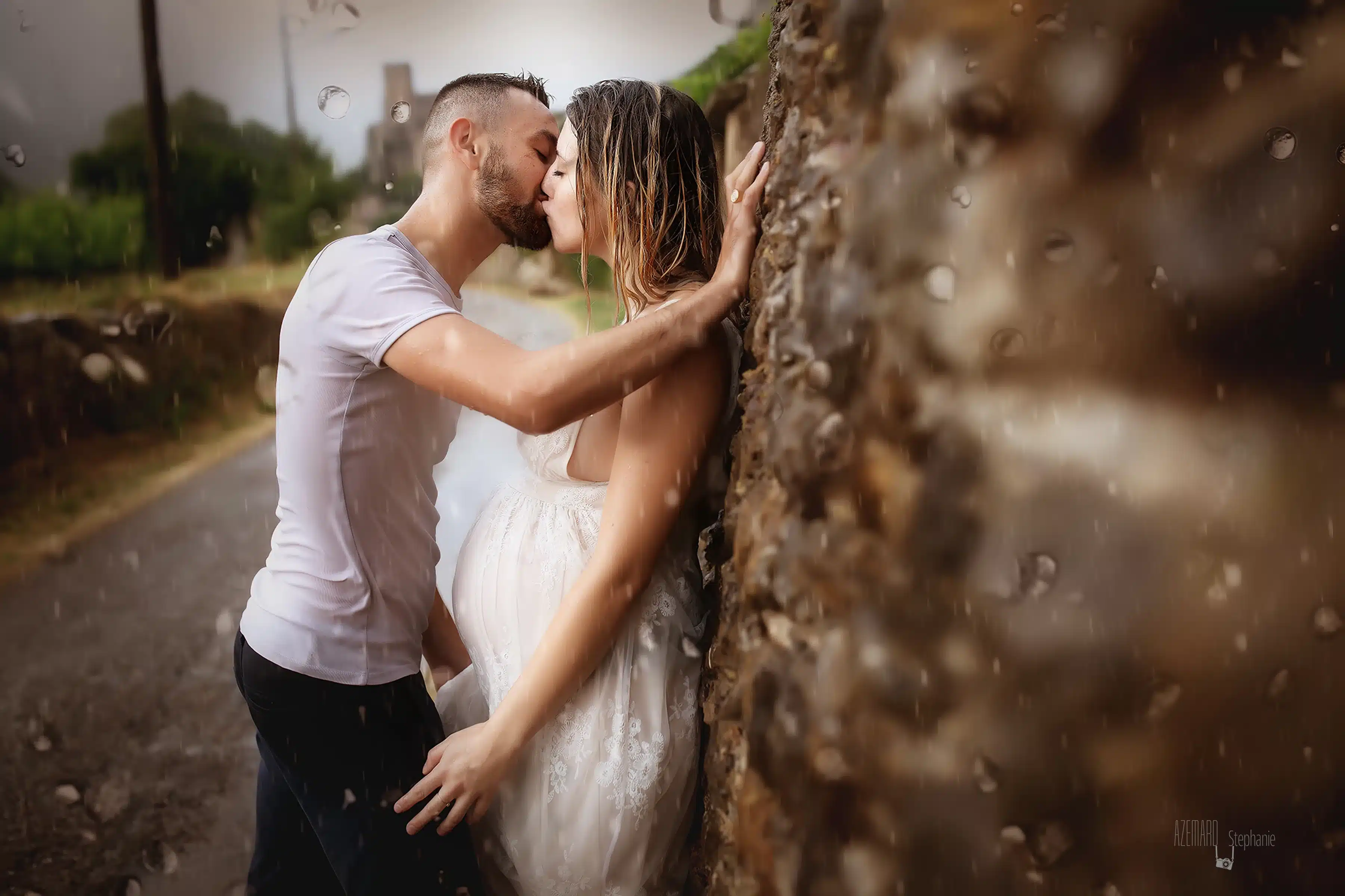 Séance photo grossesse couple bisou sous la pluie extérieur — Stéphanie Azémard photographe maternité Montpellier