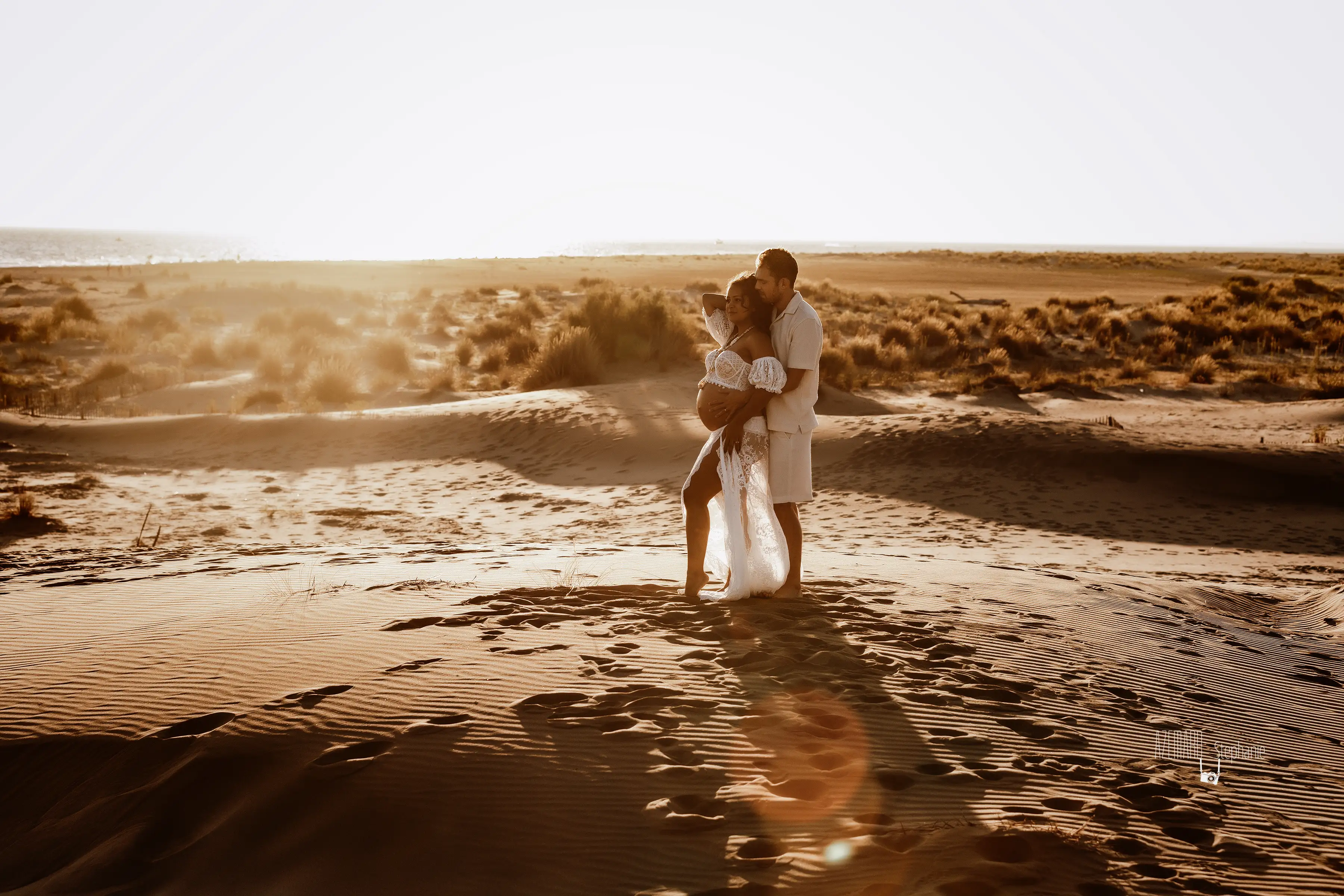 Séance photo grossesse couple dunes Espiguette coucher de soleil — Stéphanie Azémard photographe maternité Montpellier