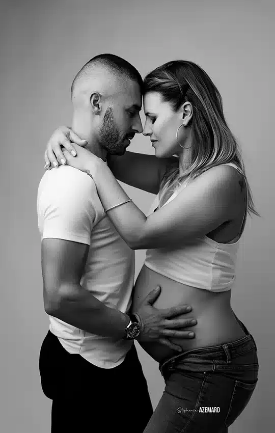 Séance photo grossesse couple front contre front noir et blanc studio — Stéphanie Azémard photographe maternité Montpellier