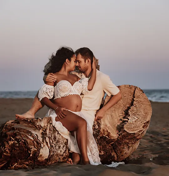 Séance photo grossesse couple plage coucher de soleil — Stéphanie Azémard photographe maternité Montpellier