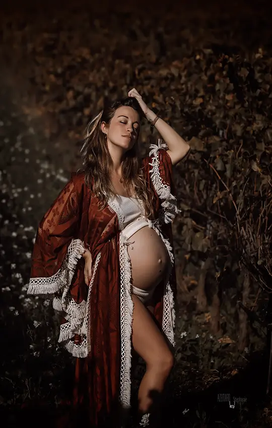 Séance photo grossesse kimono rouge bohème extérieur — Stéphanie Azémard photographe maternité Montpellier