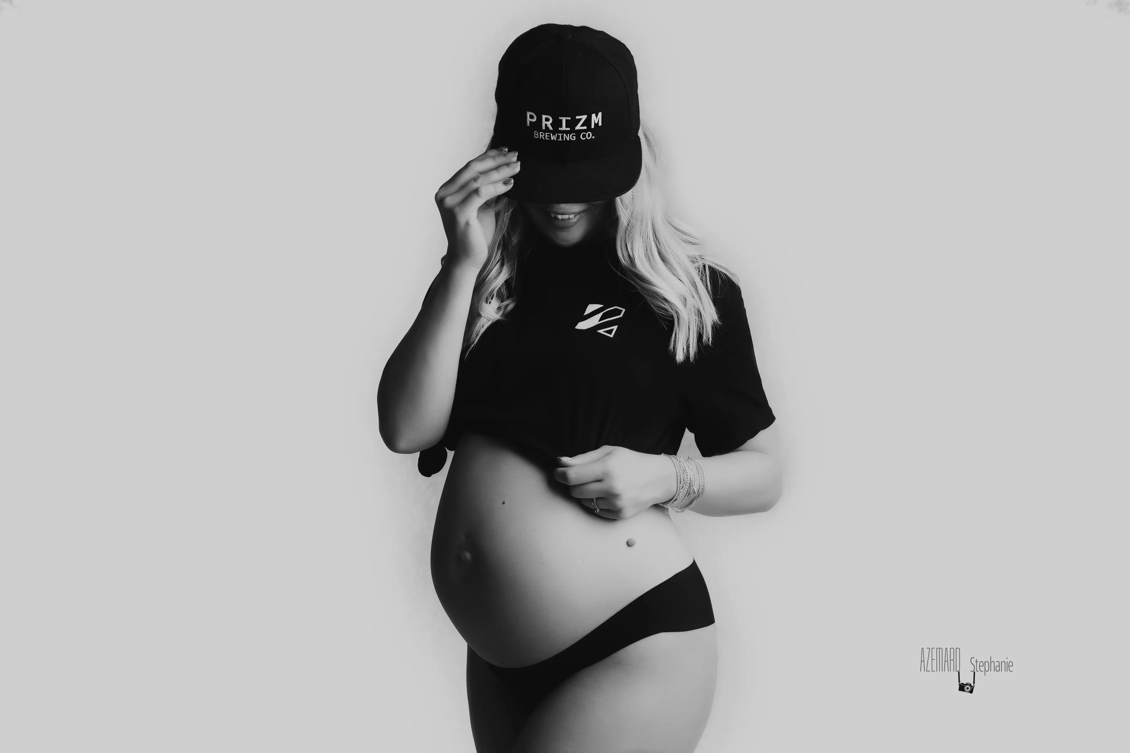 Photo grossesse future maman style urbain casquette noire t-shirt noir et blanc studio fond blanc, photographe maternité Montpellier Stéphanie Azémard