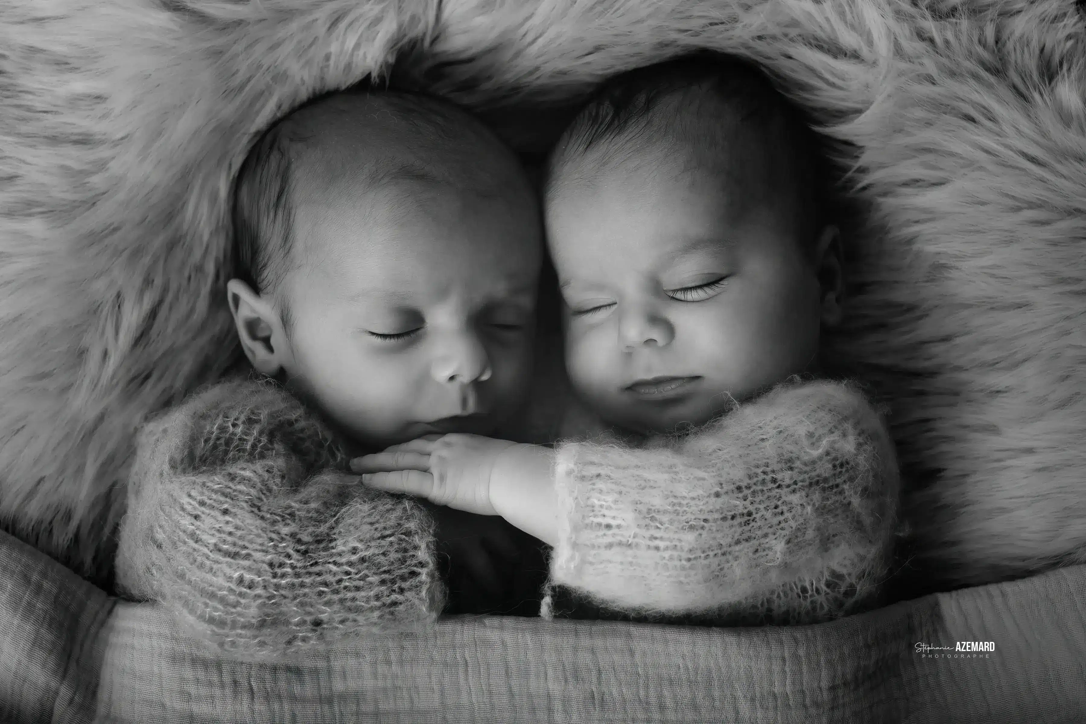 Séance photo jumeaux nouveau-nés noir et blanc — Stéphanie Azémard photographe maternité Montpellier