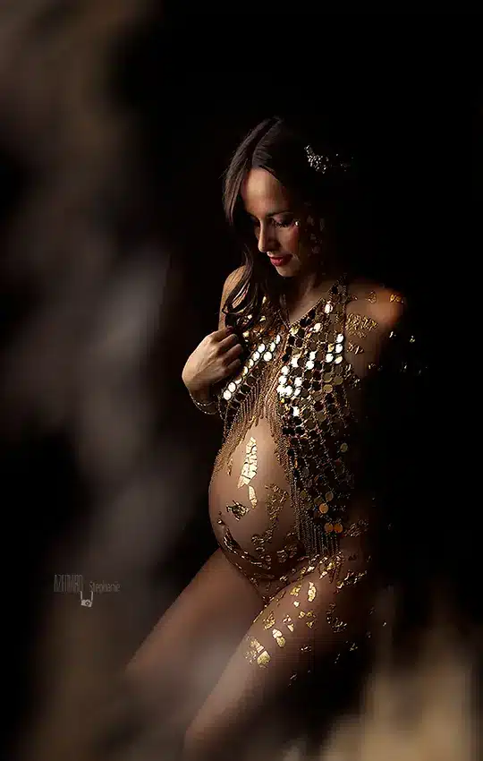 Séance photo maternité en studio tenue dorée artistique — Stéphanie Azémard photographe maternité Montpellier