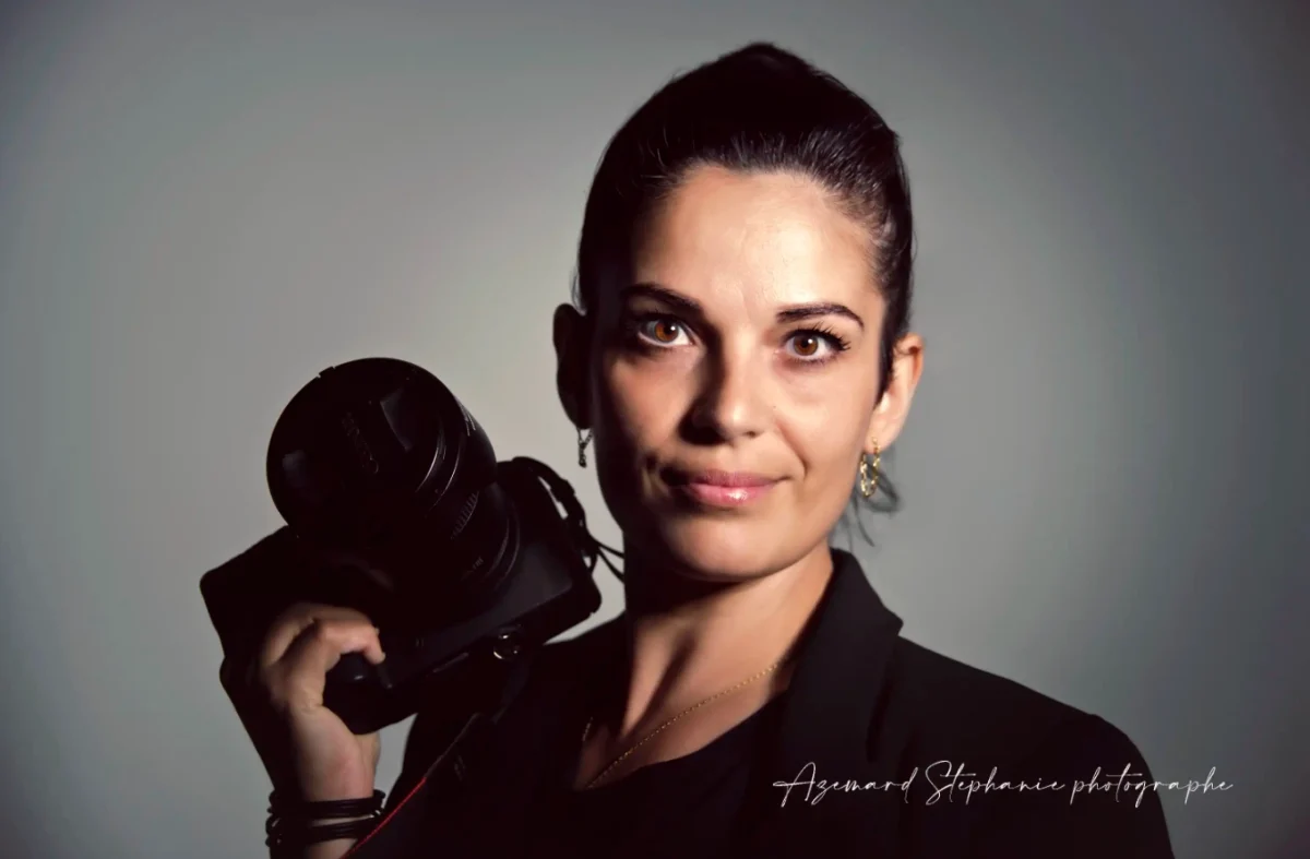 Stéphanie Azémard photographe et vidéaste maternité Montpellier avec son appareil photo